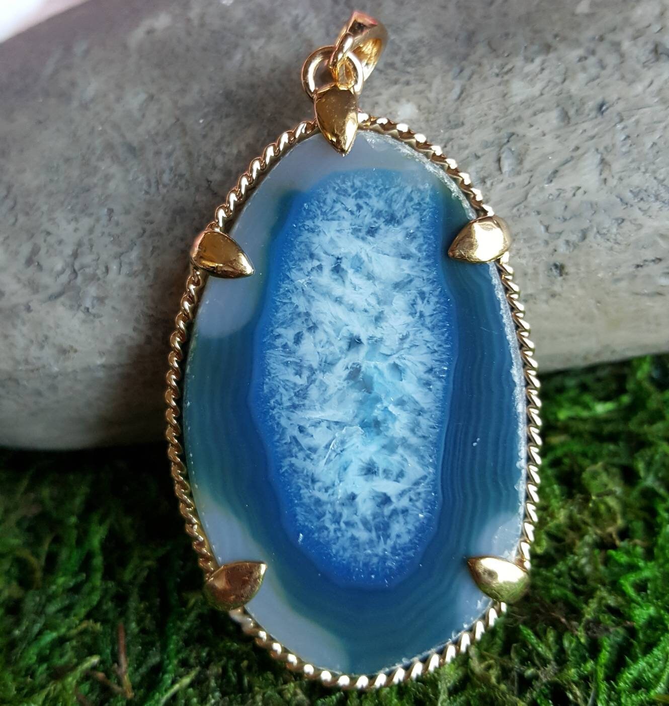 Aqua Blau Achat Anhänger, Blauer Stein & Weiß Geode Scheibe Blaue Kristall Anhänger Aqua Blau Achat Anhänger, Blauer Stein & Weiß Geode Scheibe Blaue Kristall Anhänger von VixenBEADSandJEWELRY