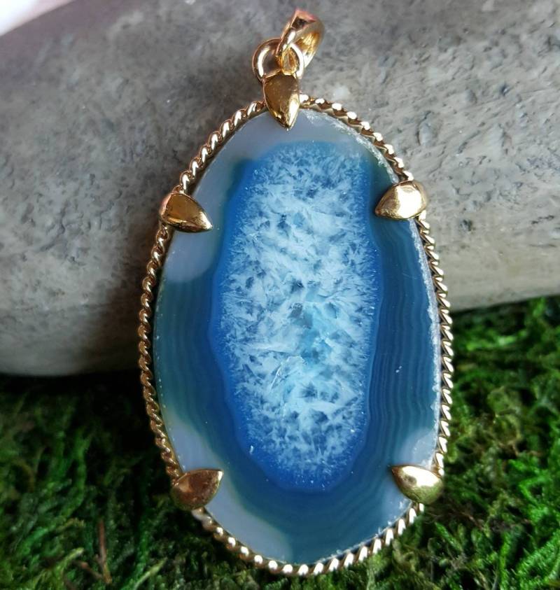 Aqua Blau Achat Anhänger, Blauer Stein & Weiß Geode Scheibe Blaue Kristall Anhänger Aqua Blau Achat Anhänger, Blauer Stein & Weiß Geode Scheibe Blaue Kristall Anhänger von VixenBEADSandJEWELRY