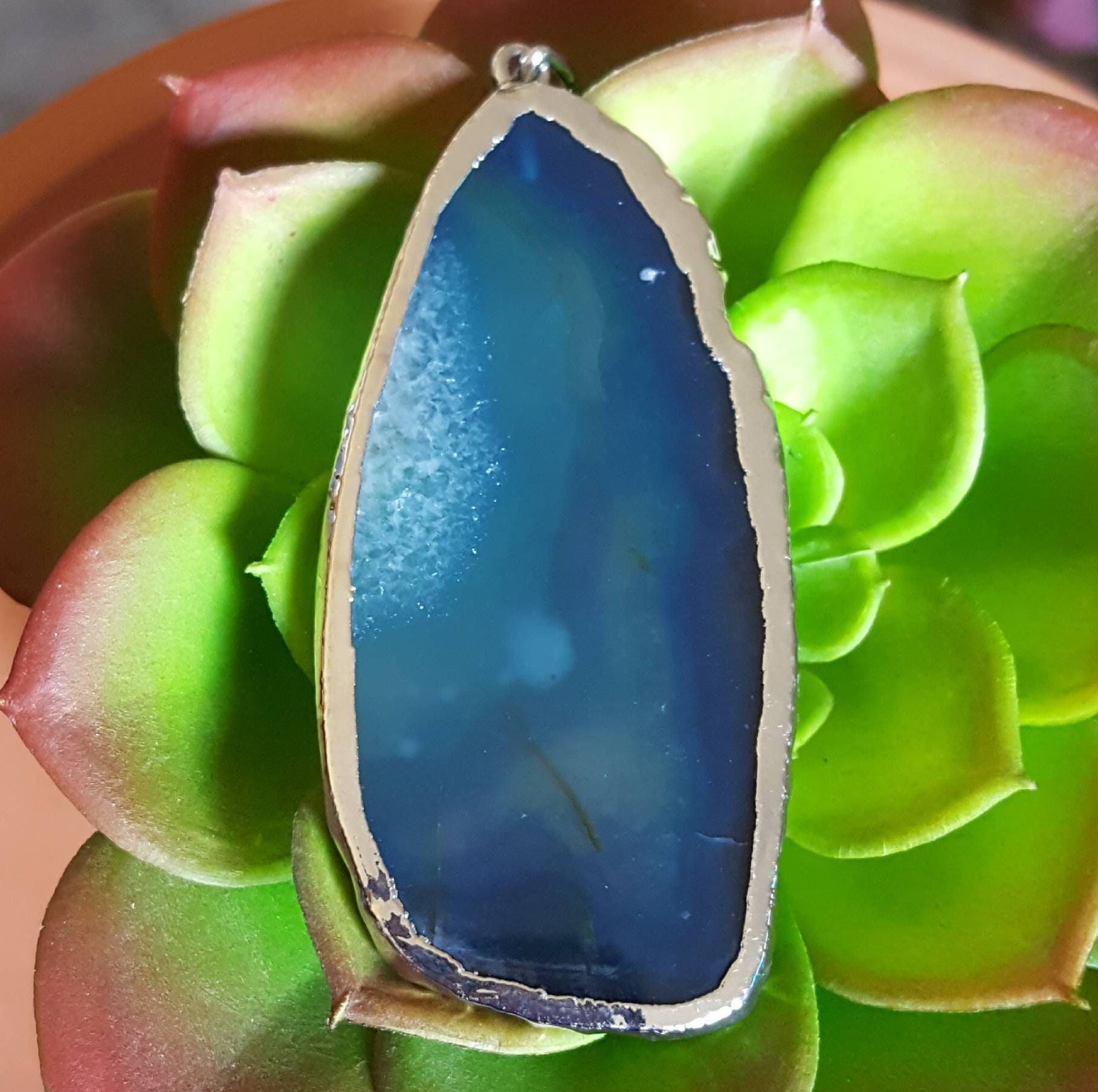 Blauer Achat Anhänger, Blauer Stein Anhänger Scheibe, Blau Druzy Kristall Und Silber Natürliche Blaue Fokalanhänger Blauer Achat Anhänger, Blauer Stein Anhänger Scheibe, Blau Druzy Kristall Und Silber Natürliche Blaue Fokalanhänger von VixenBEADSandJEWELRY