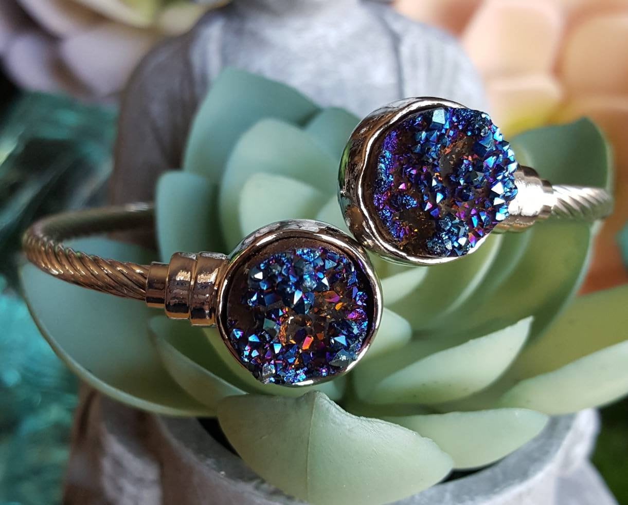 Blaues Druzy Armband, Blau Lila Verstellbarer Armreif Mit Kristall Druzy, Funkelnd Schmuck Weihnachtsgeschenk Blaues Druzy Armband, Blau Lila Verstellbarer Armreif Mit Kristall Druzy, Funkelnd Schmuck Weihnachtsgeschenk von VixenBEADSandJEWELRY