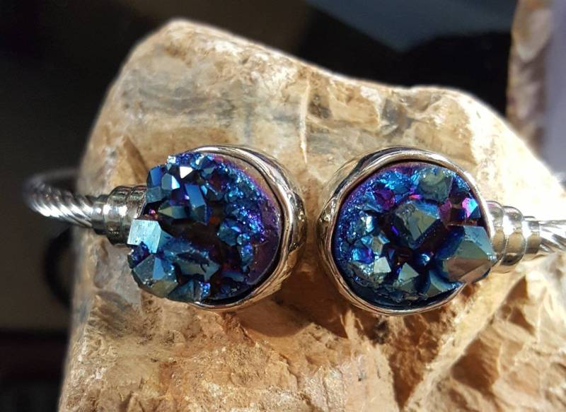 Blaues Druzy Armband, Silber Armreif Mit Blauen Kristallen, Silber Druzy Armreif, Funkelnd Blaues Kristall Blauer Stein Armband Blaues Druzy Armband, Silber Armreif Mit Blauen Kristallen, Silber Druzy Armreif, Funkelnd Blaues Kristall Blauer Stein Armband von VixenBEADSandJEWELRY