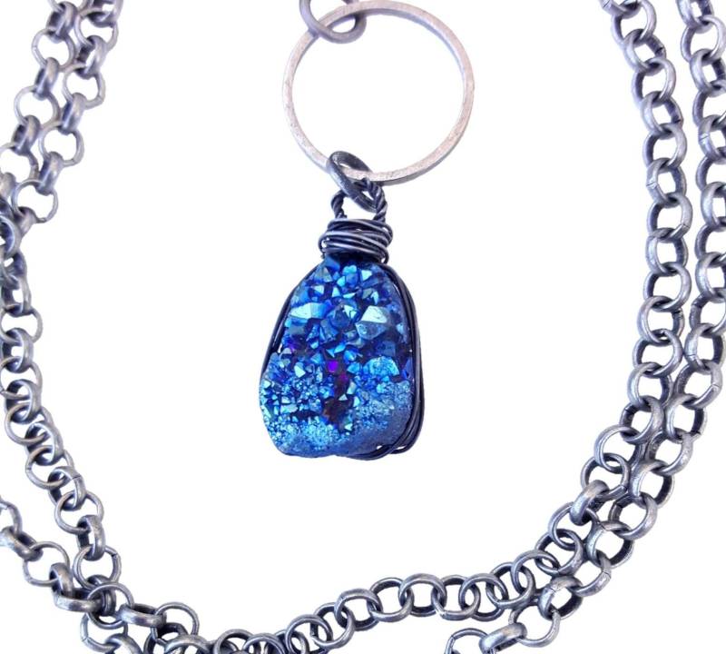 Drahtgewickelte Blaue Druzy Halskette, Blauer Kristall Anhänger An Antik Silber Halskette Mit Blauen Druzy, Handgemachtes Schmuck Geschenk Für Drahtgewickelte Blaue Druzy Halskette, Blauer Kristall Anhänger An Antik Silber Halskette Mit Blauen Druzy, Handgemachtes Schmuck Geschenk Für von VixenBEADSandJEWELRY