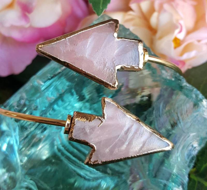 Einzigartiges Rosenquarz Armband, Vergoldeter Armreif Mit Rosa Steinen, Gehämmerte Pfeilspitze Verstellbare Goldmanschette von VixenBEADSandJEWELRY