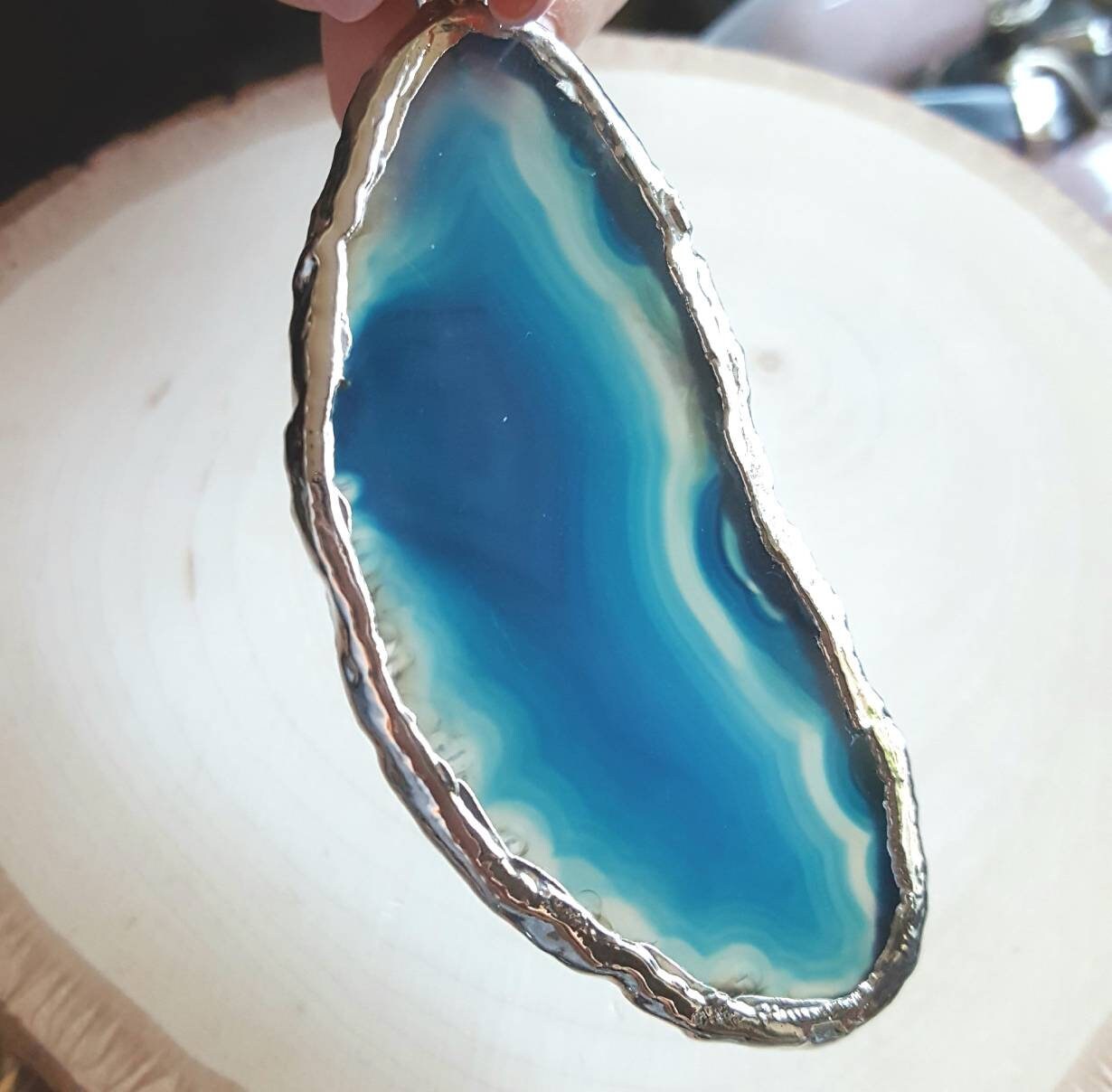 Geschnittene Blaue Achat Anhänger, Scheibe Kristall Blauen Stein Silber Und Blau Fokal Anhänger Geschnittene Blaue Achat Anhänger, Scheibe Kristall Blauen Stein Silber Und Blau Fokal Anhänger von VixenBEADSandJEWELRY
