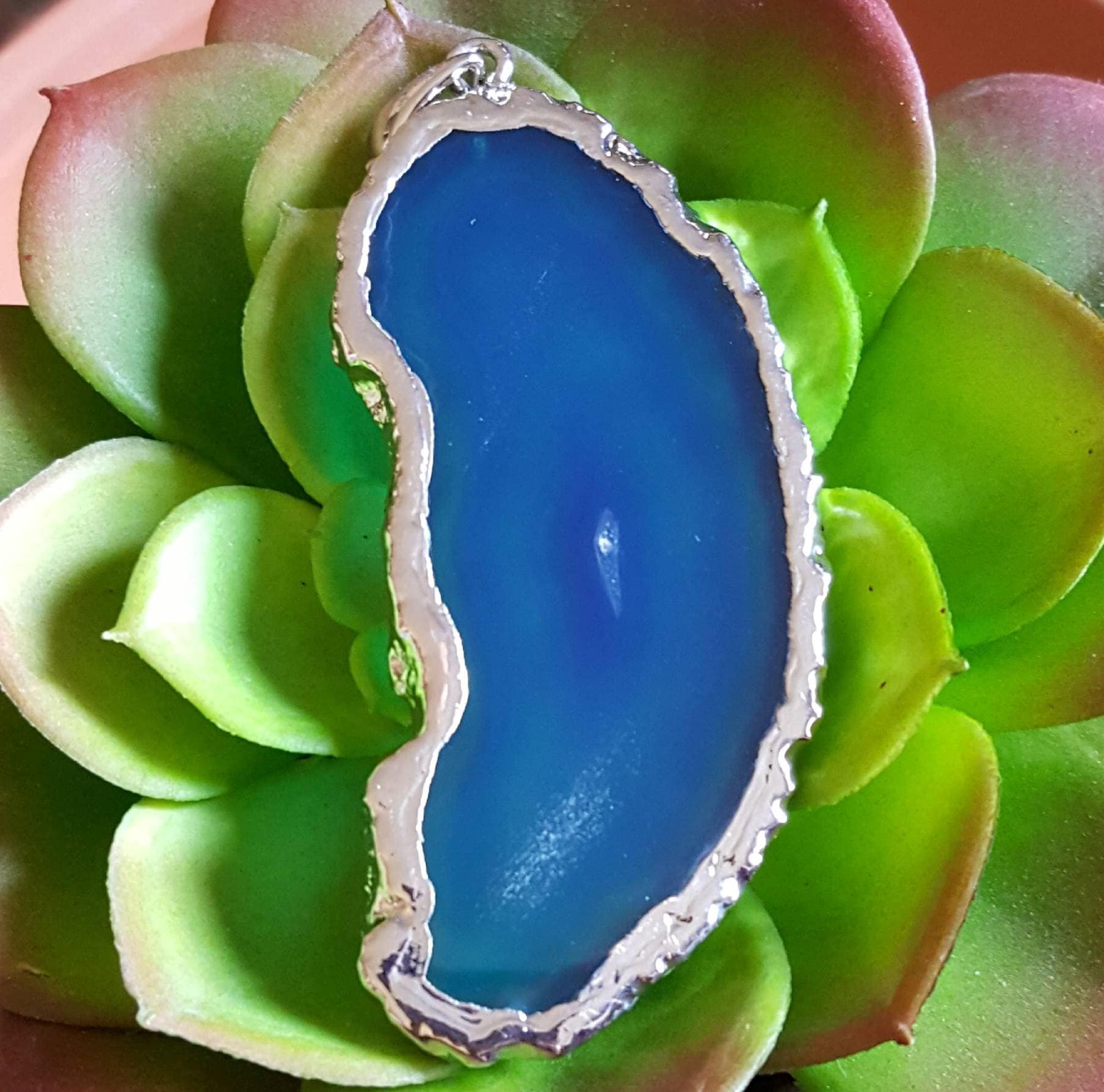 Geschnittene Blaue Achat Anhänger, Scheibe Schmuck, Kristall-Anhänger, Weiß Blau Stein Silber Und Fokal Anhänger Geschnittene Blaue Achat Anhänger, Scheibe Schmuck, Kristall-Anhänger, Weiß Blau Stein Silber Und Fokal Anhänger von VixenBEADSandJEWELRY