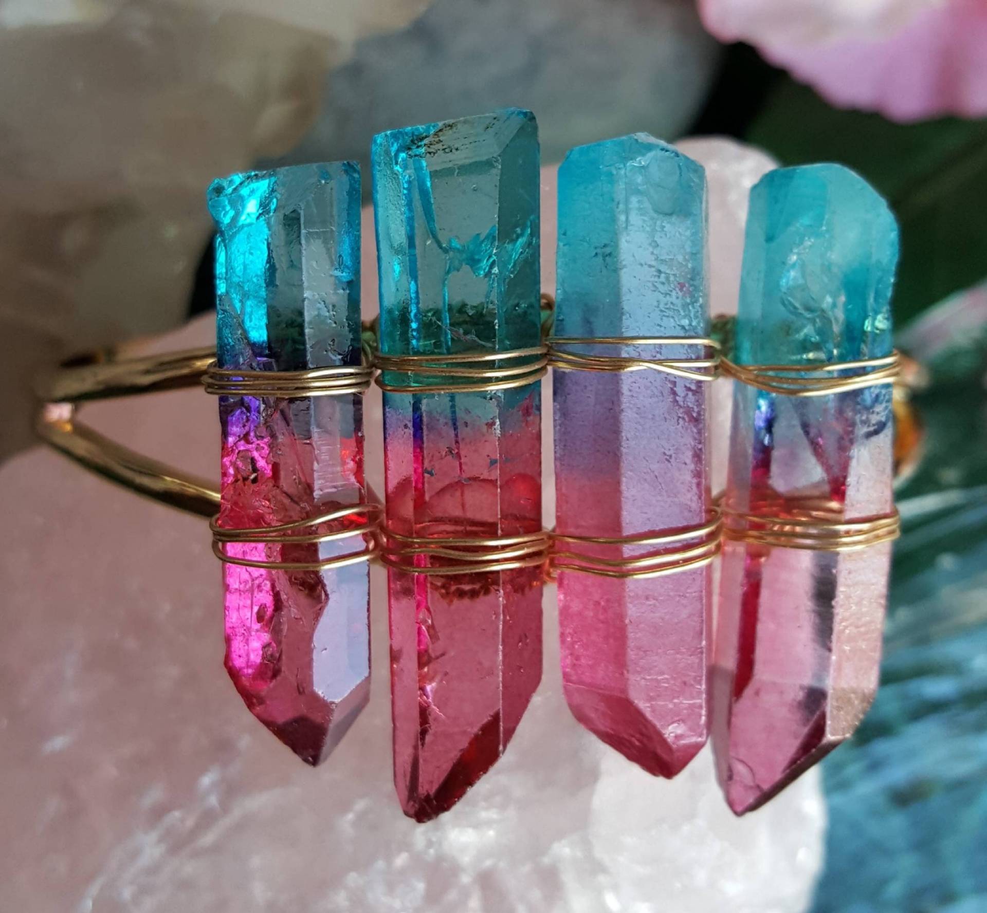 Quarz-Kristall-Armband, Blau Rosa Quarz Manschette Armband, Drahtgewickelt Punkt Bunte Kristall Heilung Schmuck, Weihnachtsgeschenk Quarz-Kristall-Armband, Blau Rosa Quarz Manschette Armband, Drahtgewickelt Punkt Bunte Kristall Heilung Schmuck, Weihnachtsgeschenk von VixenBEADSandJEWELRY