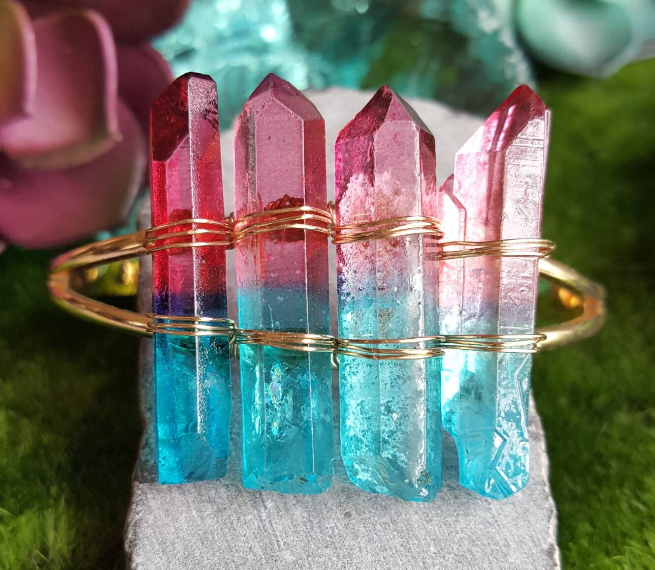 Quarz-Kristall-Armband, Blau Rosa Quarz Manschette Armband, Drahtgewickelt Punkte, Bunte Kristall Heilung Schmuck, Blaue Weihnachtsgeschenke Quarz-Kristall-Armband, Blau Rosa Quarz Manschette Armband, Drahtgewickelt Punkte, Bunte Kristall Heilung Schmuck, Blaue Weihnachtsgeschenke von VixenBEADSandJEWELRY