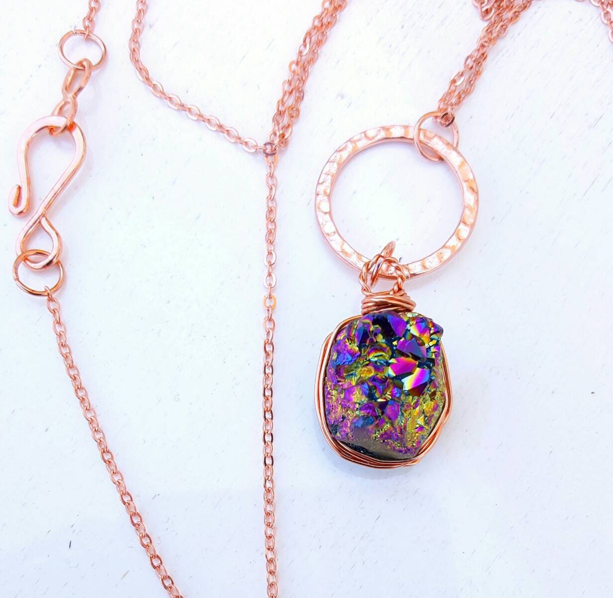 Regenbogen Druzy Halskette, Kristall Anhänger Handgemacht Kupfer Halskette Lila Einzigartige Muttertagsgeschenk Schmuck Regenbogen Druzy Halskette, Kristall Anhänger Handgemacht Kupfer Halskette Lila Einzigartige Muttertagsgeschenk Schmuck von VixenBEADSandJEWELRY