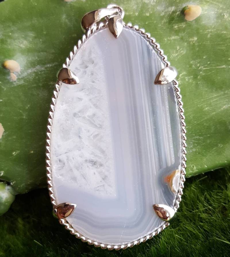 Silber Und Grau Achat Anhänger, Graustein Stein Graue Kristall Scheibe Natürliche Weißen Anhänger von VixenBEADSandJEWELRY