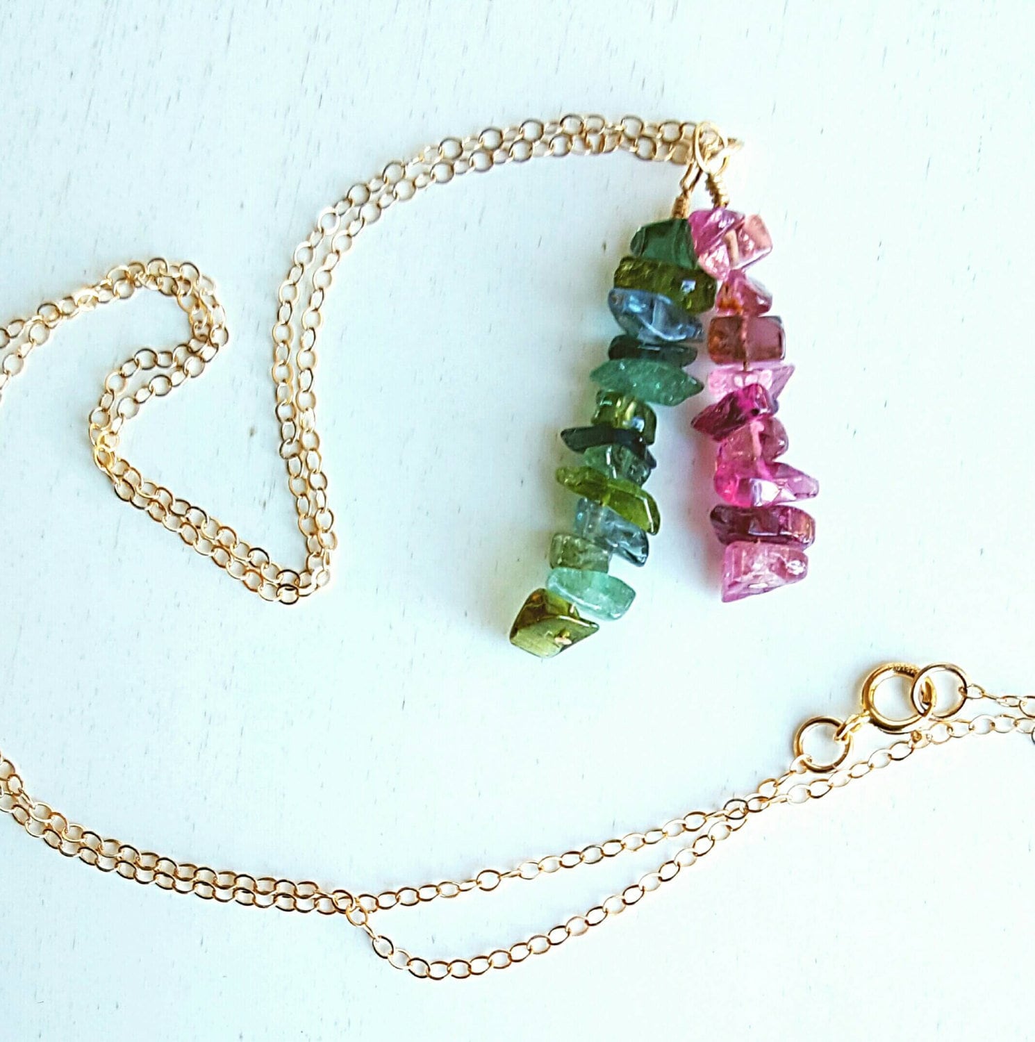 Turmalin Anhänger Halskette, 14 K Gold Halskette W Rosa Grün Blau Stick Anhänger, Handgemachte Bunte Edelstein Muttertagsgeschenk Turmalin Anhänger Halskette, 14 K Gold Halskette W Rosa Grün Blau Stick Anhänger, Handgemachte Bunte Edelstein Muttertagsgeschenk von VixenBEADSandJEWELRY