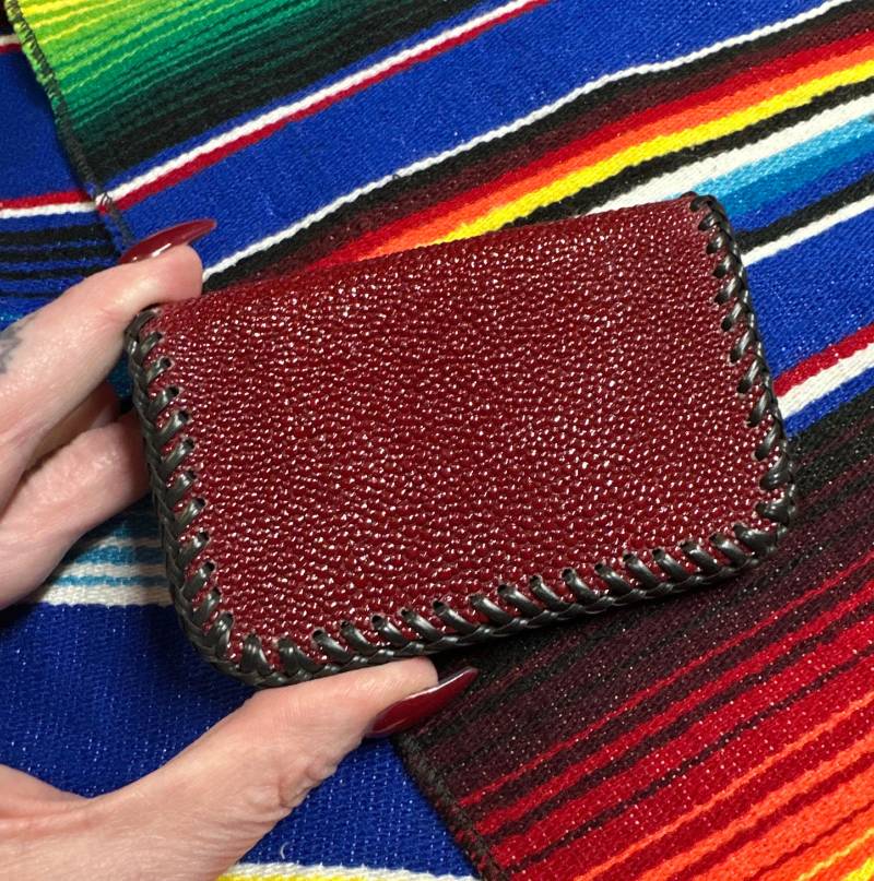 Echtes Stingray Haut Leder Fronttasche Card Wallet Hand Geschnürt Custom Made Biker Holprig Hotrod Rockabilly Cowboy Mini Gebaut Echtes Stingray Haut Leder Fronttasche Card Wallet Hand Geschnürt Custom Made Biker Holprig Hotrod Rockabilly Cowboy Mini Gebaut von VixenCustomsArt
