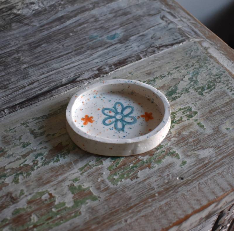 Groovy Gesprenkelte Blumenteller von VizionsByVee