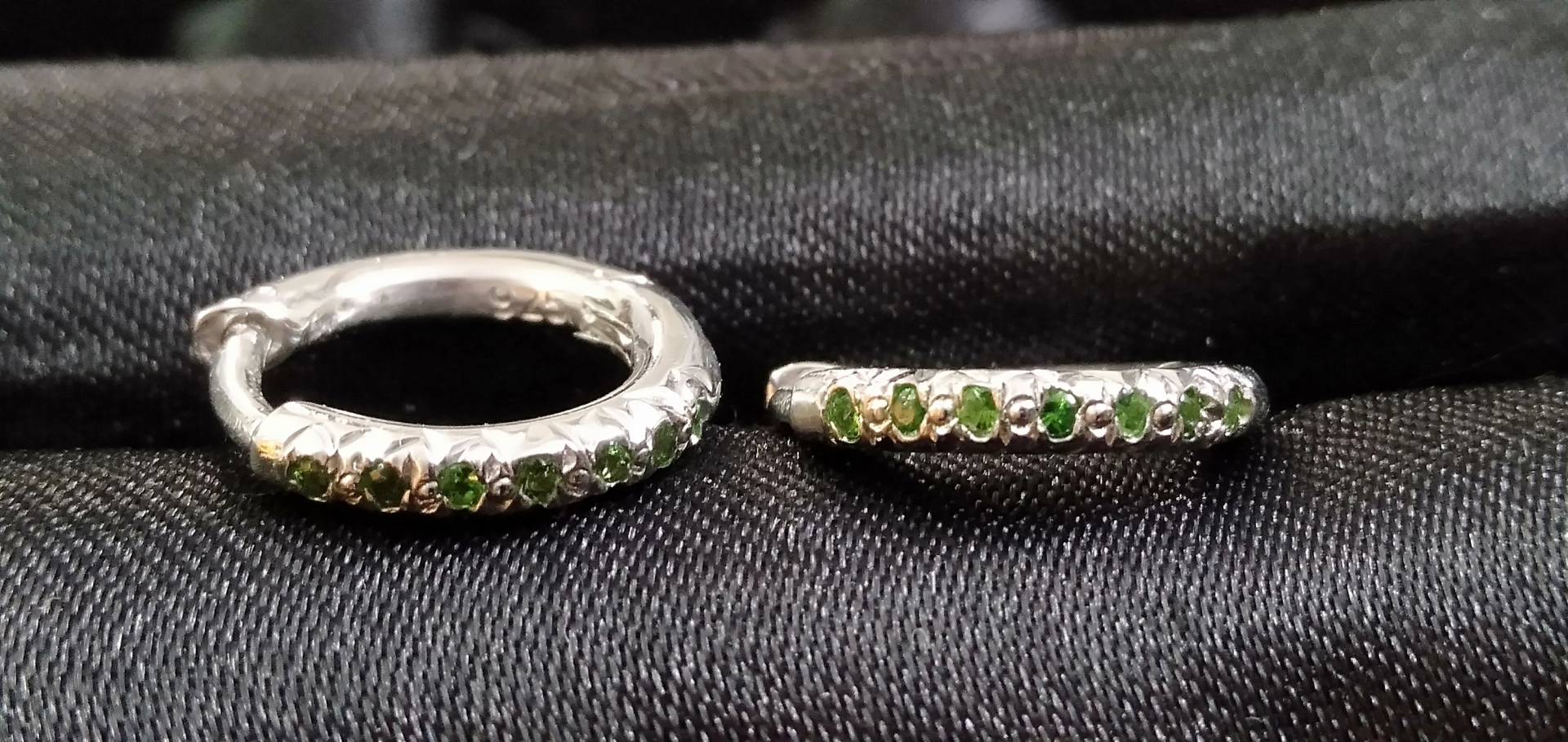 sterling Silber Natürlicher Tsavorit Zierliche Creolen, Januar Geburtsstein sterling Silber Natürlicher Tsavorit Zierliche Creolen, Januar Geburtsstein von Vksonsjewellers