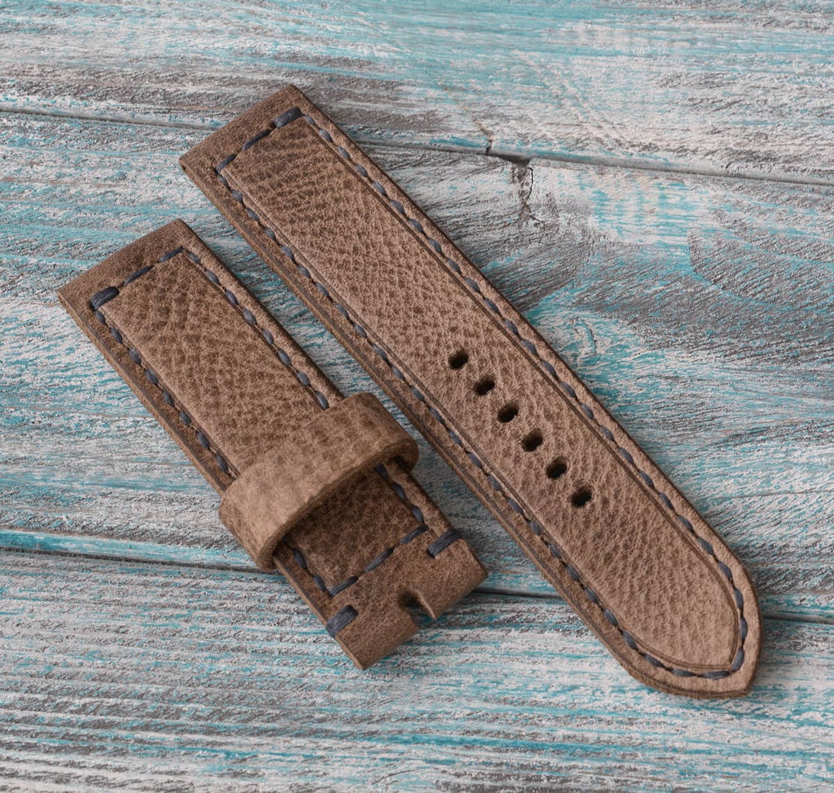 Beige Leder-Uhrenarmband 24 Mm Für Panerai Und Andere Uhren Hergestellt Aus Hochwertigem Leder, Genäht, Blauen Faden Beige Leder-Uhrenarmband 24 Mm Für Panerai Und Andere Uhren Hergestellt Aus Hochwertigem Leder, Genäht, Blauen Faden von VladStraps