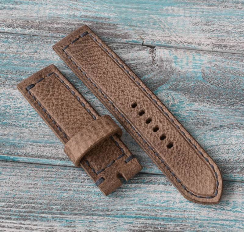 Beige Leder-Uhrenarmband 24 Mm Für Panerai Und Andere Uhren Hergestellt Aus Hochwertigem Leder, Genäht, Blauen Faden Beige Leder-Uhrenarmband 24 Mm Für Panerai Und Andere Uhren Hergestellt Aus Hochwertigem Leder, Genäht, Blauen Faden von VladStraps