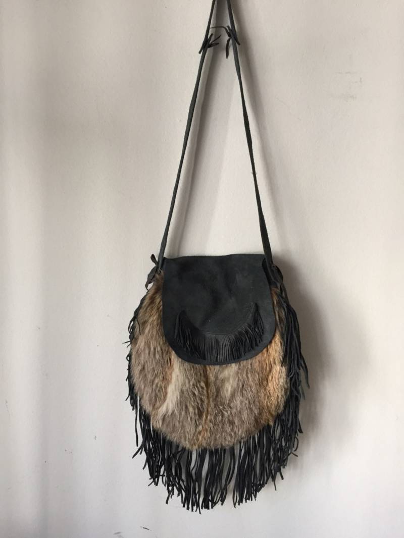 Abend Schwarze Schulterfelltasche Mit Fransen An Einem Langen Griff, Wildledertasche Damen Größe Mittel;made in Usa von VladVintage19
