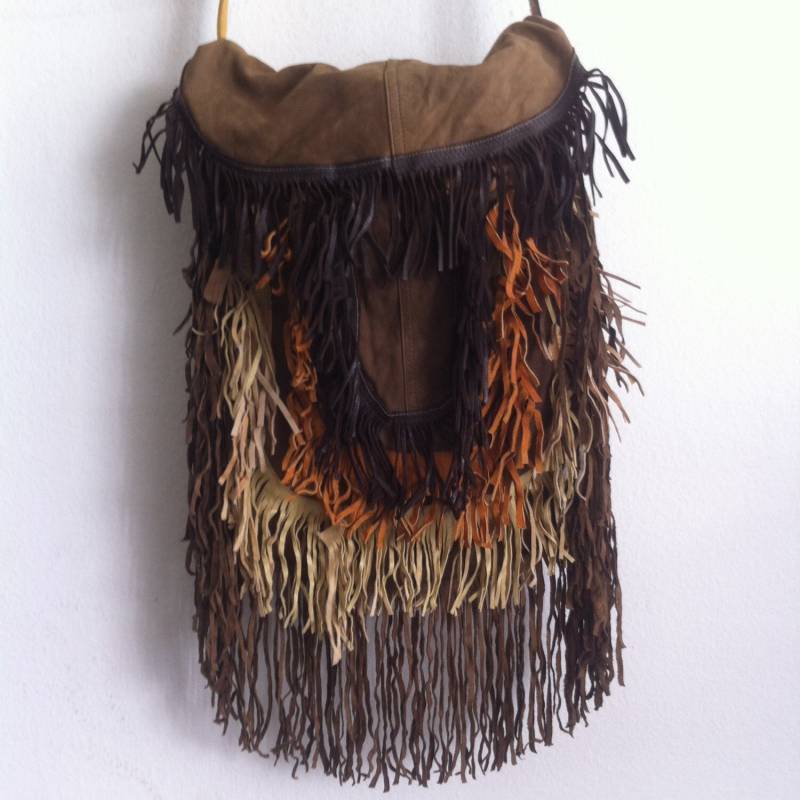 Braune Handgemachte Tasche Aus Wildleder An Einem Langen Griff Fransen Mehrfarbigen Leder Von Der Designerin Charlize & Kyle Couture in Den Usa Braune Handgemachte Tasche Aus Wildleder An Einem Langen Griff Fransen Mehrfarbigen Leder Von Der Designerin Charlize & Kyle Couture in Den Usa von VladVintage19