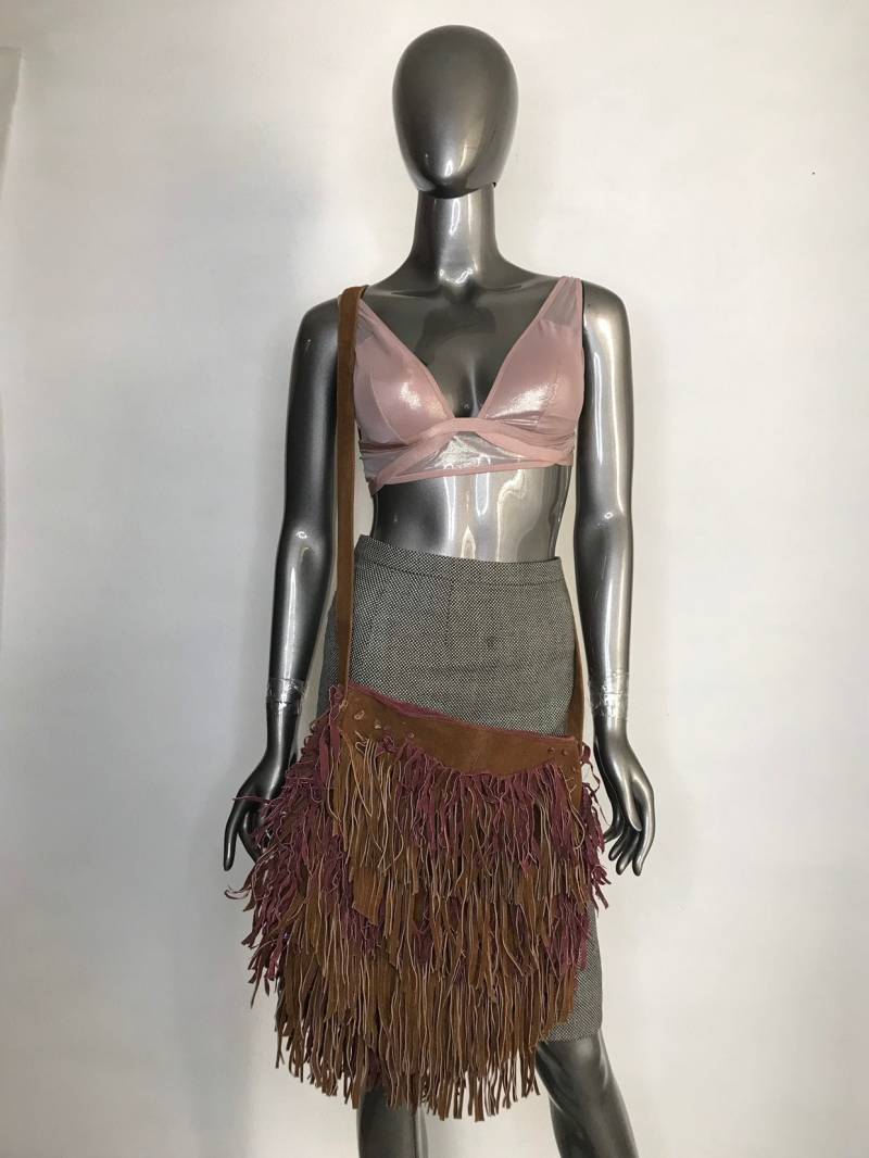 Braune Wildleder Crossbody Damentasche Handarbeit Mit Sehr Langem Griff Und Fransen Groß Von Designer Charlize Kyle Couture Braune Wildleder Crossbody Damentasche Handarbeit Mit Sehr Langem Griff Und Fransen Groß Von Designer Charlize Kyle Couture von VladVintage19