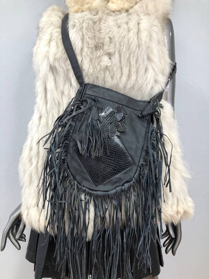 Crossbody Handtasche Schwarz Handarbeit Damen Echtleder Recycling Materialien Verziert Mit Applikation Und Fransengröße Klein von VladVintage19