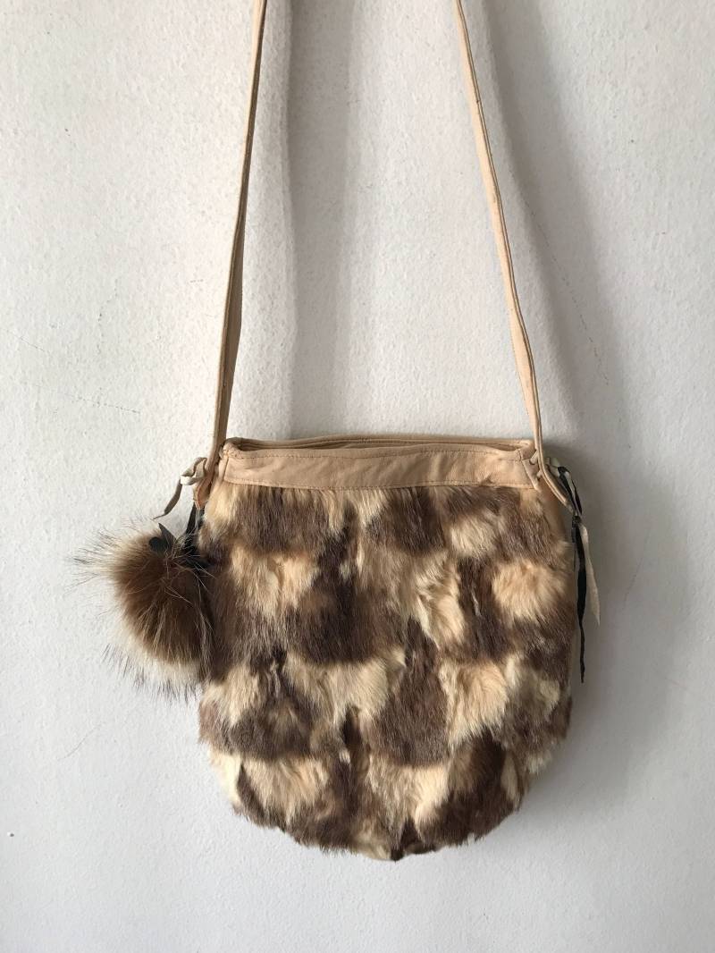 Damenfell Handgemachte Handtasche; Tasche Aus Rubinfell Auf Langem Griff Mit Originalen Details, Hergestellt in Den Usa von VladVintage19