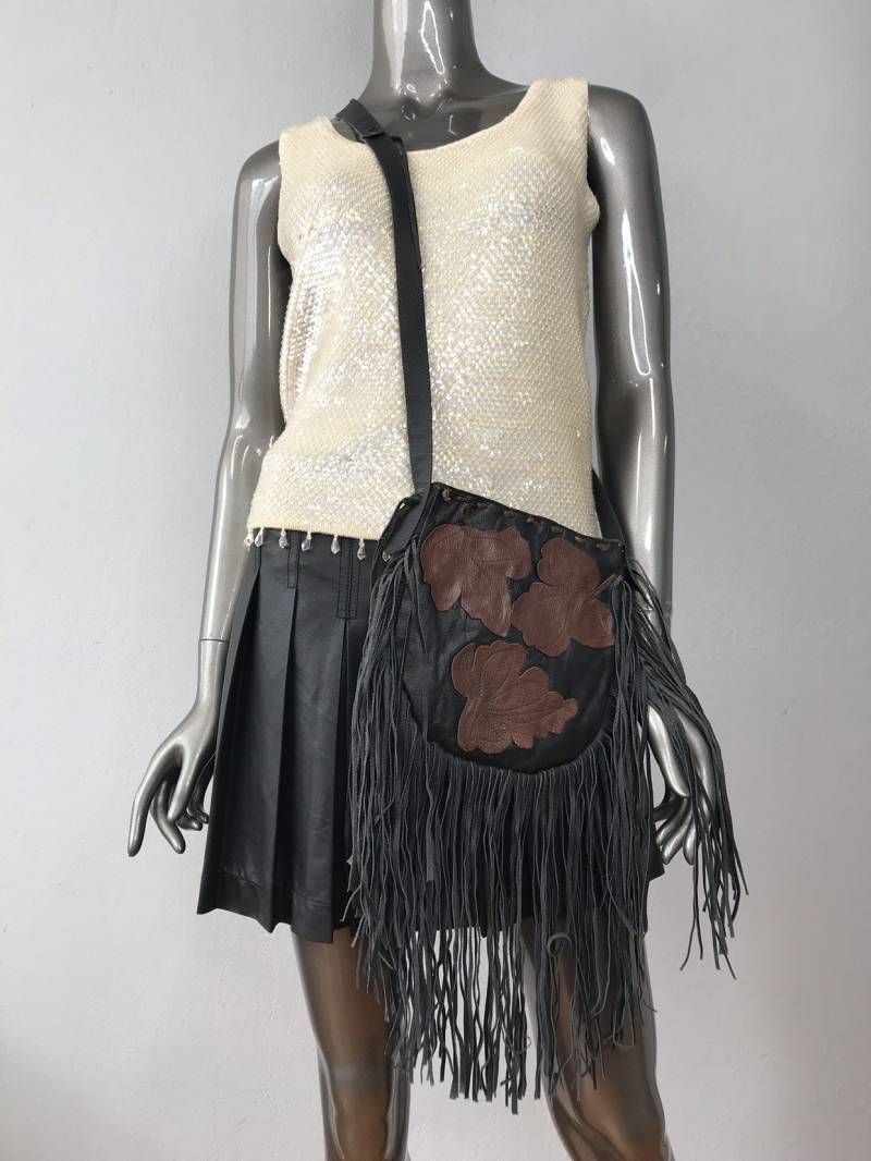 Handgemachte Handtasche Aus Echtem Schwarzem Leder Mit Langem Griff Fransen Und Originellen Details, Hergestellt in Den Usa Handgemachte Handtasche Aus Echtem Schwarzem Leder Mit Langem Griff Fransen Und Originellen Details, Hergestellt in Den Usa von VladVintage19