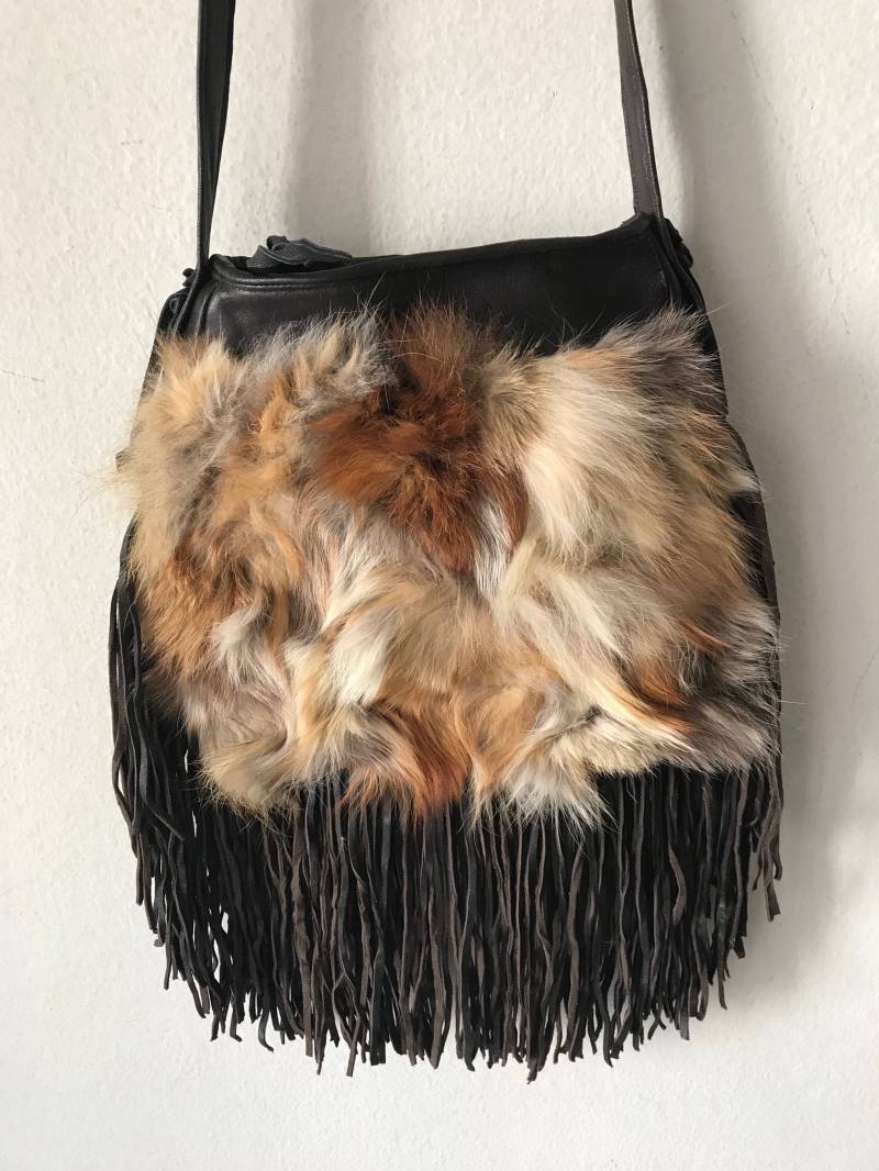 Handgemachte Handtasche Aus Leder Und Rotem Fuchsfell Auf Langem Griff Mit Fransen, Hergestellt in Den Usa Handgemachte Handtasche Aus Leder Und Rotem Fuchsfell Auf Langem Griff Mit Fransen, Hergestellt in Den Usa von VladVintage19