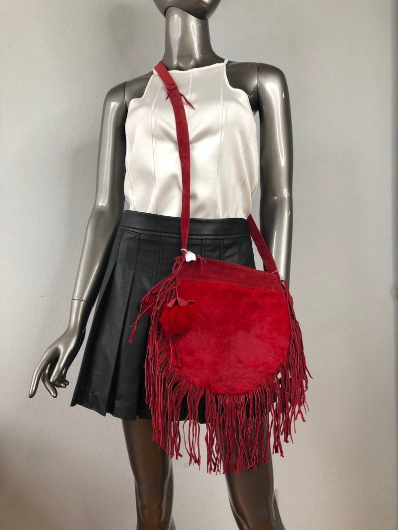 Handgemachte Handtasche Aus Leder Und Rubbit Fell Auf Einem Langen Griff Mit Fransen Original Details Tasche Rot Farbe Made in The Usa Handgemachte Handtasche Aus Leder Und Rubbit Fell Auf Einem Langen Griff Mit Fransen Original Details Tasche Rot Farbe Made in The Usa von VladVintage19
