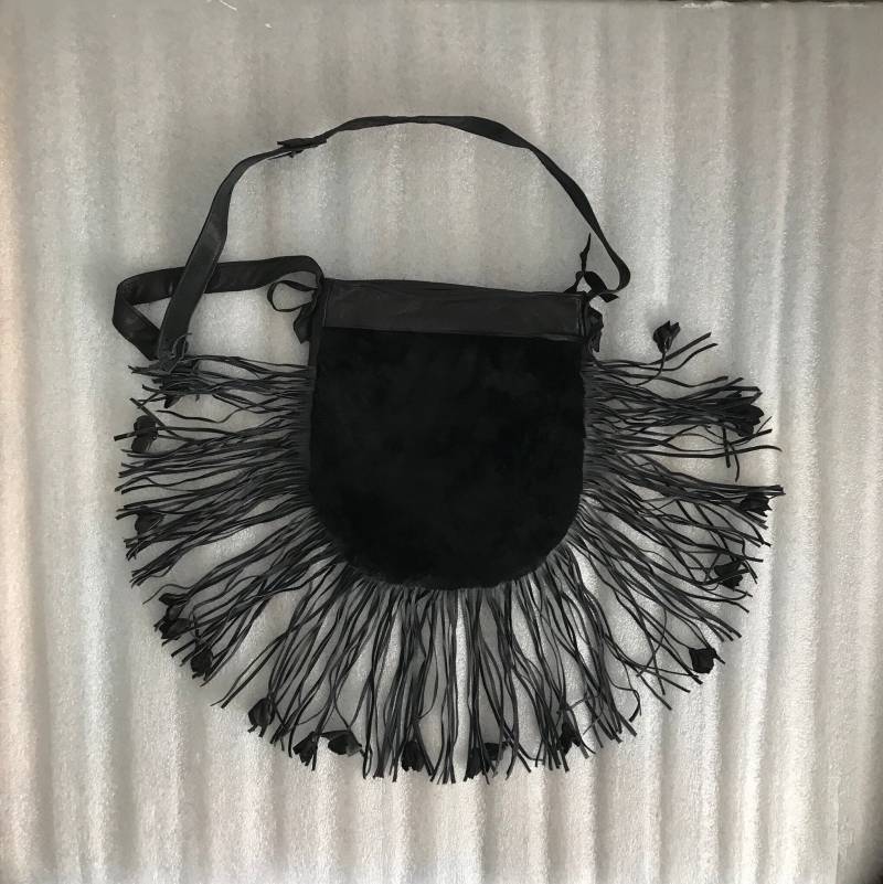 Schwarze Handgemachte Handtasche Aus Leder Und Rubbitfell Auf Langem Griff Mit Fransen Originalen Details; Hergestellt in Den Usa Schwarze Handgemachte Handtasche Aus Leder Und Rubbitfell Auf Langem Griff Mit Fransen Originalen Details; Hergestellt in Den Usa von VladVintage19