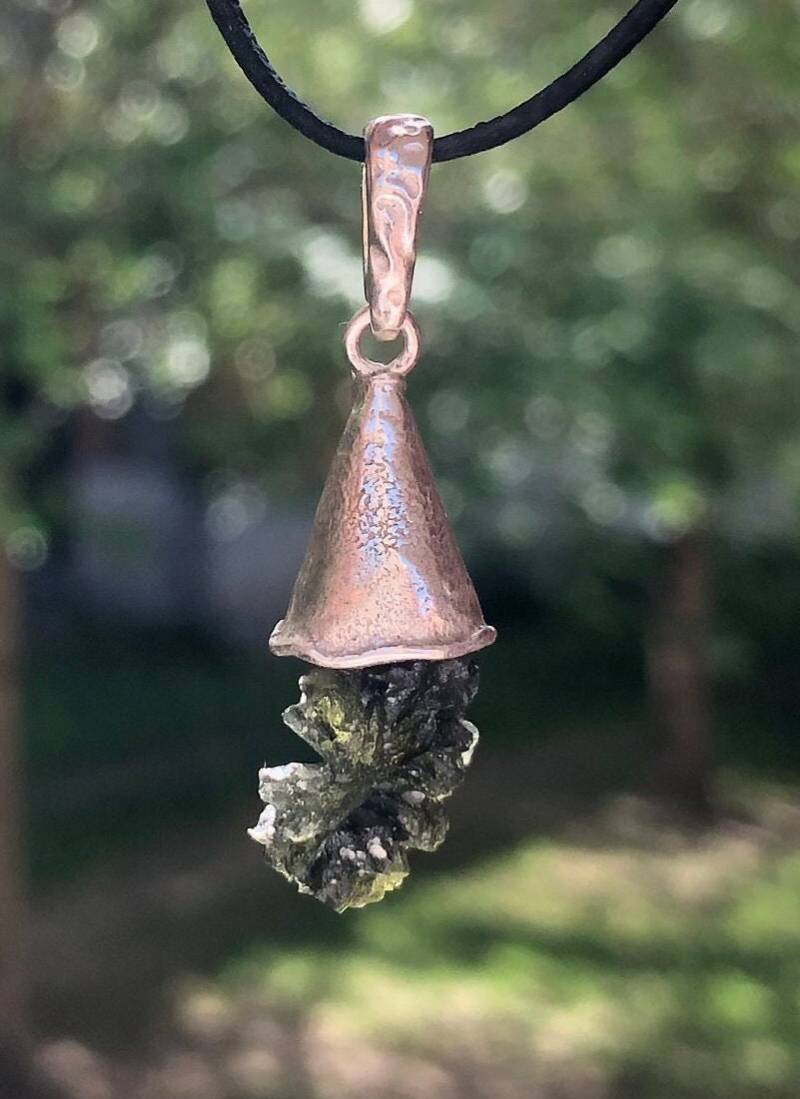 Handmade Sterling Silber Moldavit Anhänger Rohe Meteorit Halskette von Vltavin