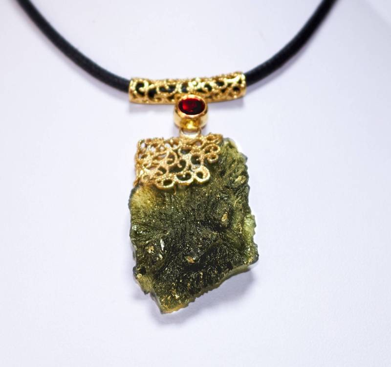 Echter Moldavit Rohsteinanhänger - Vergoldeter 925Er Sterlingsilberschmuck Meteorit Aus Tschechien. Vltavin Tektit von Vltavin
