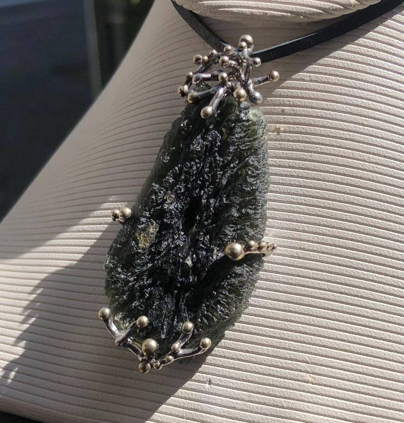 Einzigartiger Roher Moldavit Anhänger - Handgefertigte 925 Sterling Silber Halskette Für Frauen von Vltavin