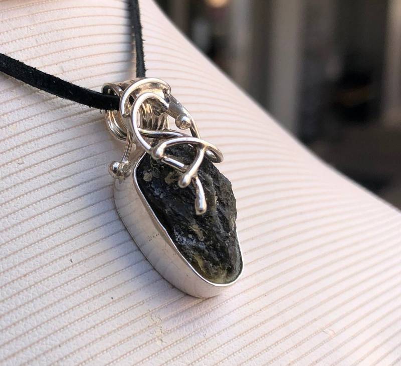 Handgefertigter Moldavit Anhänger Aus Vergoldetem 925 Silber. Schmuck Halskette Für Frauen von Vltavin