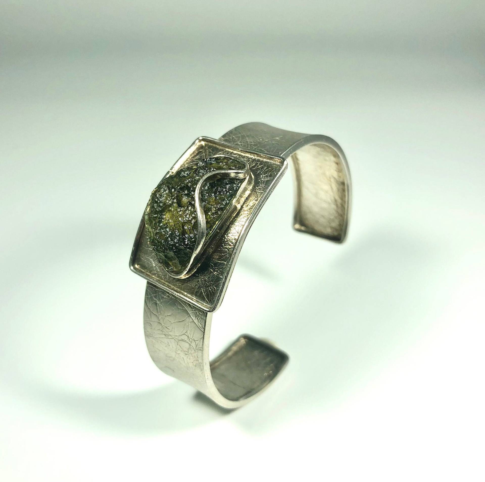 Handgefertigtes Roh Moldavit Sterling Silber Armband Heilender Kristall Schmuck von Vltavin