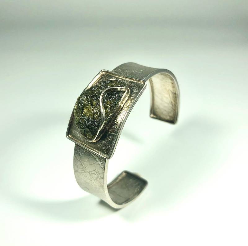 Handgefertigtes Roh Moldavit Sterling Silber Armband Heilender Kristall Schmuck von Vltavin