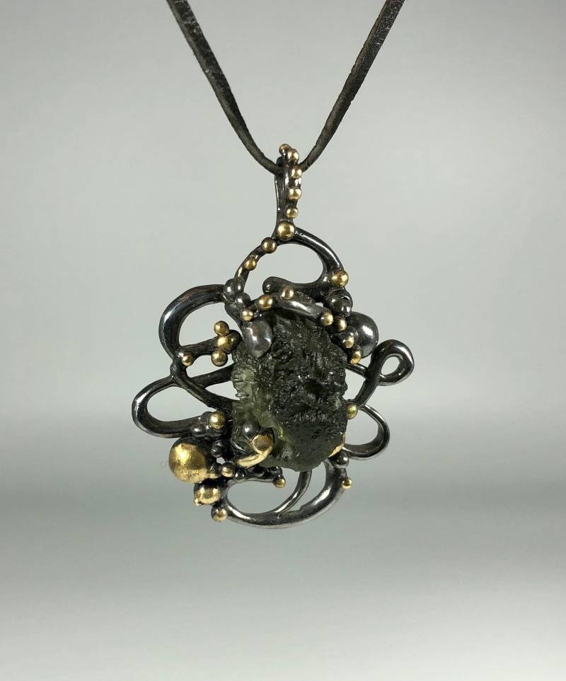 Handgefertigter Sterling Silber Moldavit Anhänger Avantgarde Meteorit Halskette von Vltavin