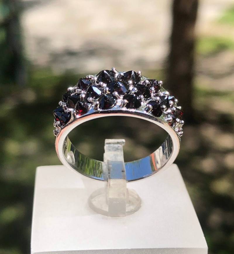 Pyrop Granat Ring in 925 Sterling Silber | Handgefertigte Brutalist Edelstein Schmuck Für Frauen von Vltavin