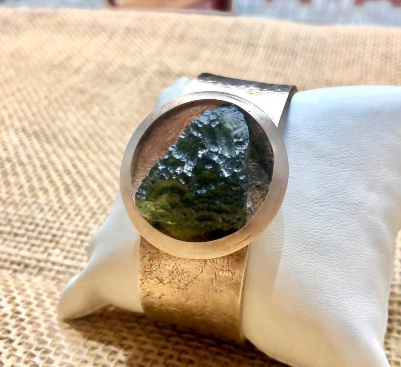 Handgefertigtes Armband Aus Vergoldetem Sterling Silber | Moldavit von Vltavin