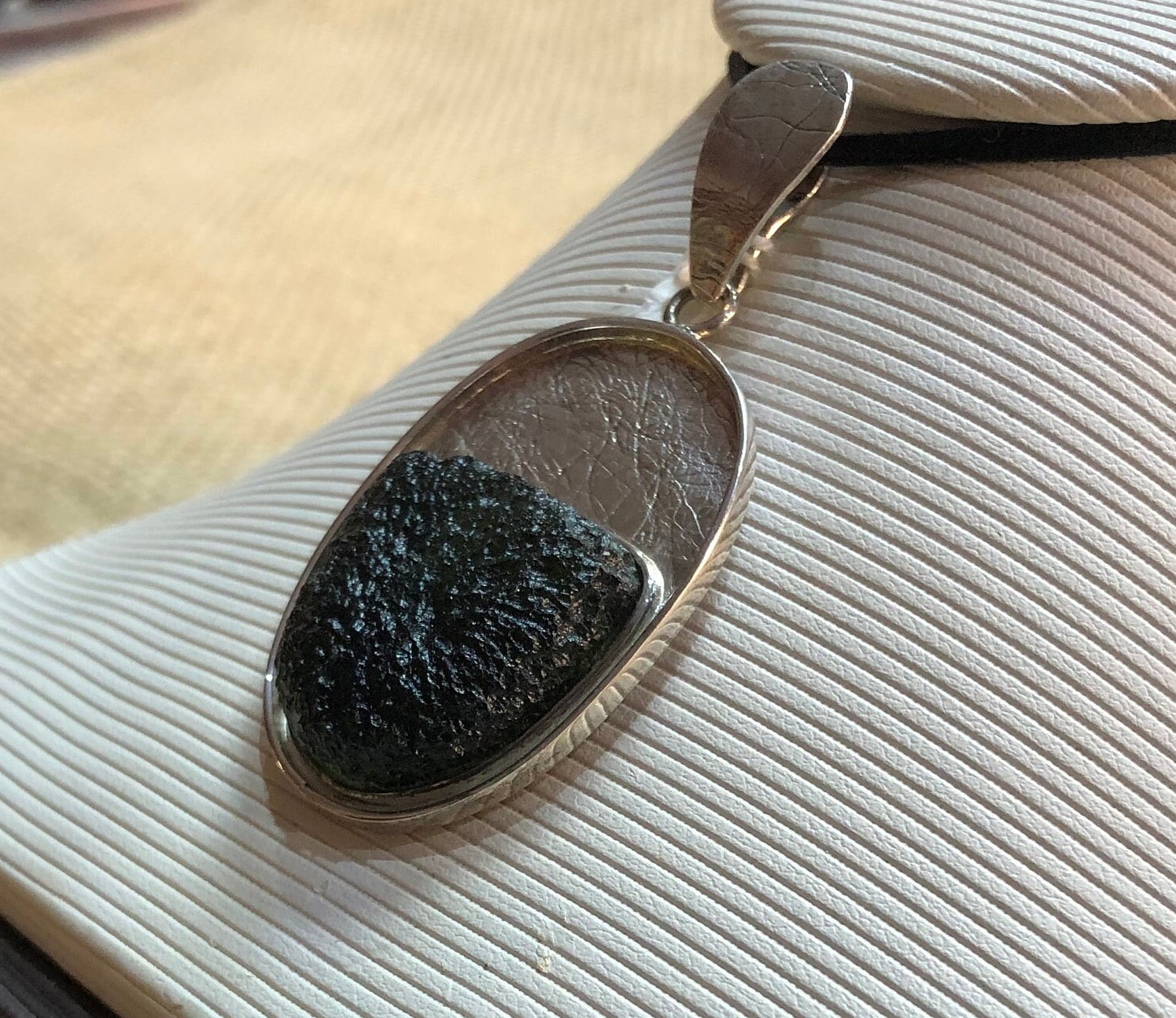 Roher Moldavit Anhänger Handgemachter Sterling Silber Edelstein Schmuck von Vltavin