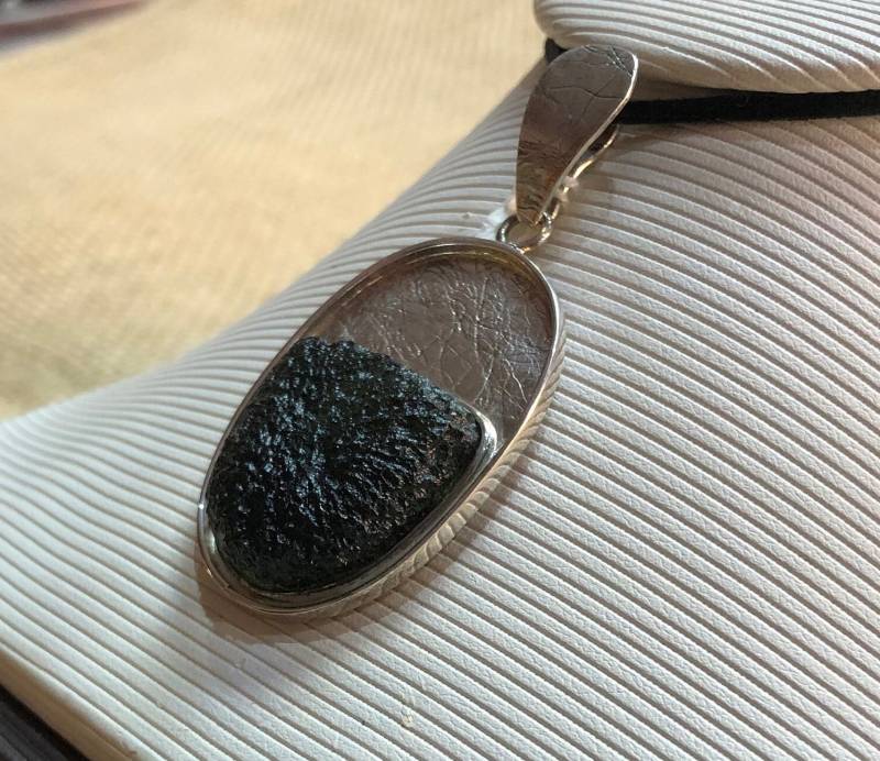 Roher Moldavit Anhänger Handgemachter Sterling Silber Edelstein Schmuck von Vltavin