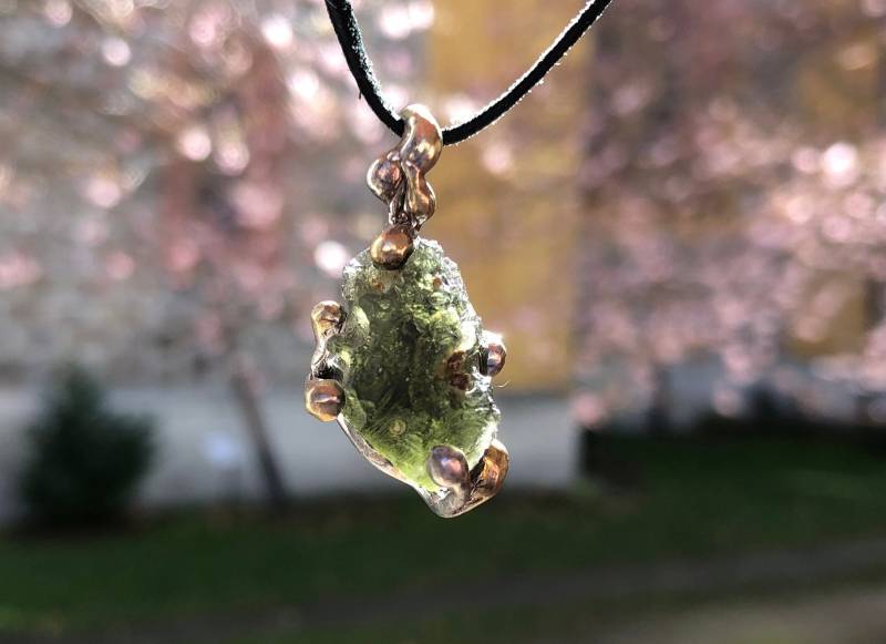 Roher Moldavit Anhänger in 925 Sterling Silber. Tektit Vltavin Meteorit Schmuck Für Frauen von Vltavin