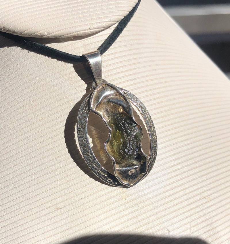 Roher Moldavit Anhänger in 925 Sterling Silber. Tektit Vltavin Meteorit Schmuck Für Frauen von Vltavin