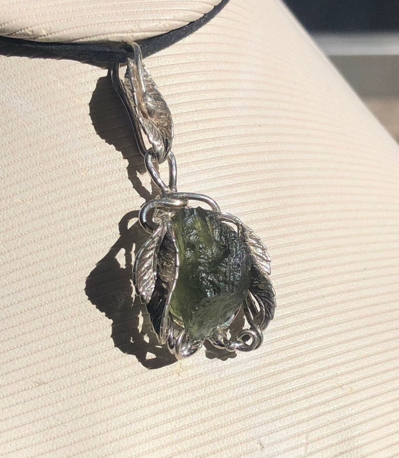 Roher Moldavit Anhänger in 925 Sterling Silber. Schmuck Für Frauen, Heilstein, Silberkette von Vltavin