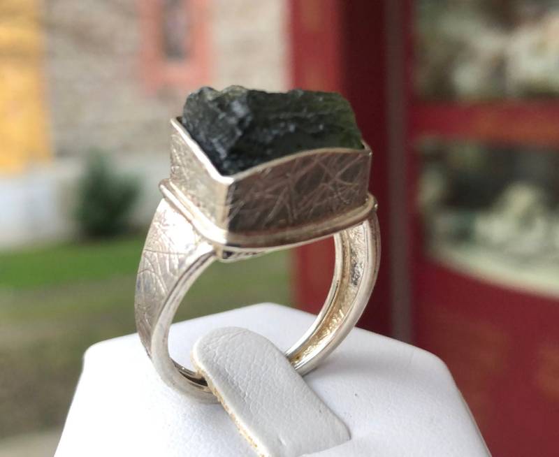 Roher Moldavit Ring in Texturiertem 925 Sterling Silber. Meteorit Vltavin Tektit Schmuck. Unisex von Vltavin