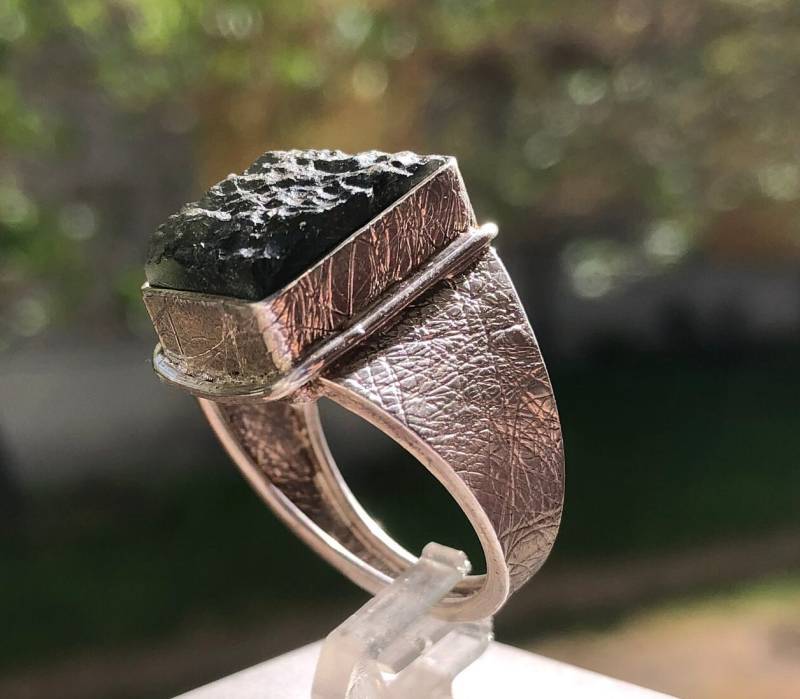 Roher Moldavit Ring in Texturiertem 925 Sterling Silber. Meteorit Vltavin Tektit Schmuck. Unisex von Vltavin