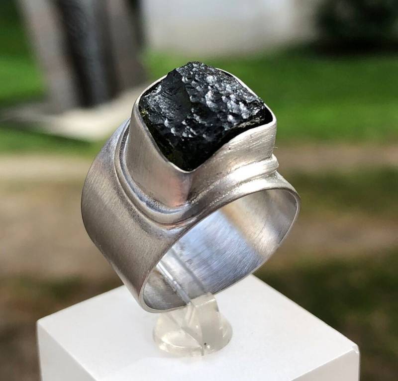 Roher Moldavit Ring in Texturiertem 925 Sterling Silber. Meteorit Vltavin Tektit Schmuck. Unisex von Vltavin