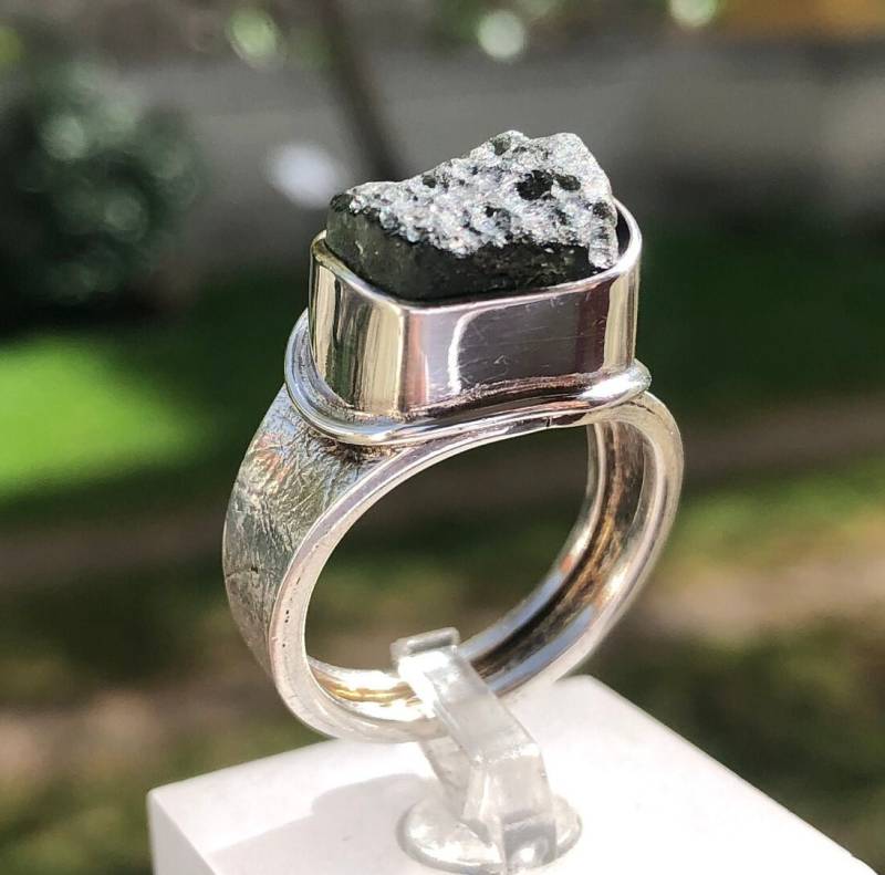 Roher Moldavit Ring in Texturiertem 925 Sterling Silber. Meteorit Vltavin Tektit Schmuck. Unisex von Vltavin