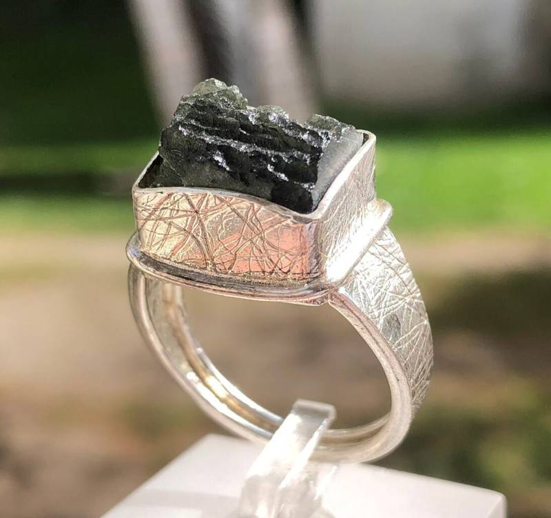Roher Moldavit Ring in Texturiertem 925 Sterling Silber. Meteorit Vltavin Tektit Schmuck. Unisex von Vltavin