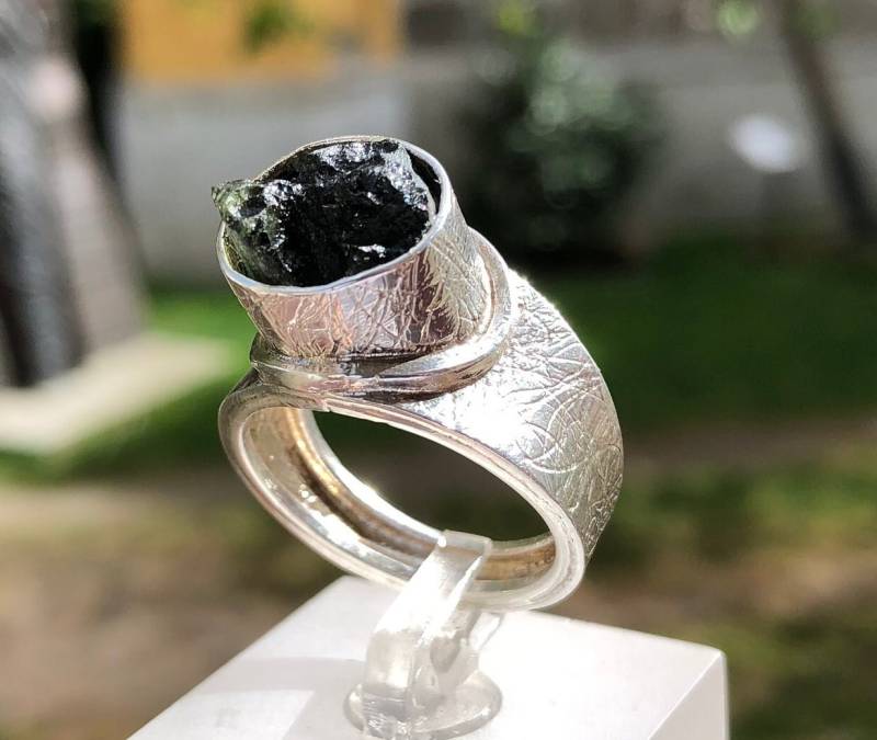 Roher Moldavit Ring in Texturiertem 925 Sterling Silber. Meteorit Vltavin Tektit Schmuck. Unisex von Vltavin