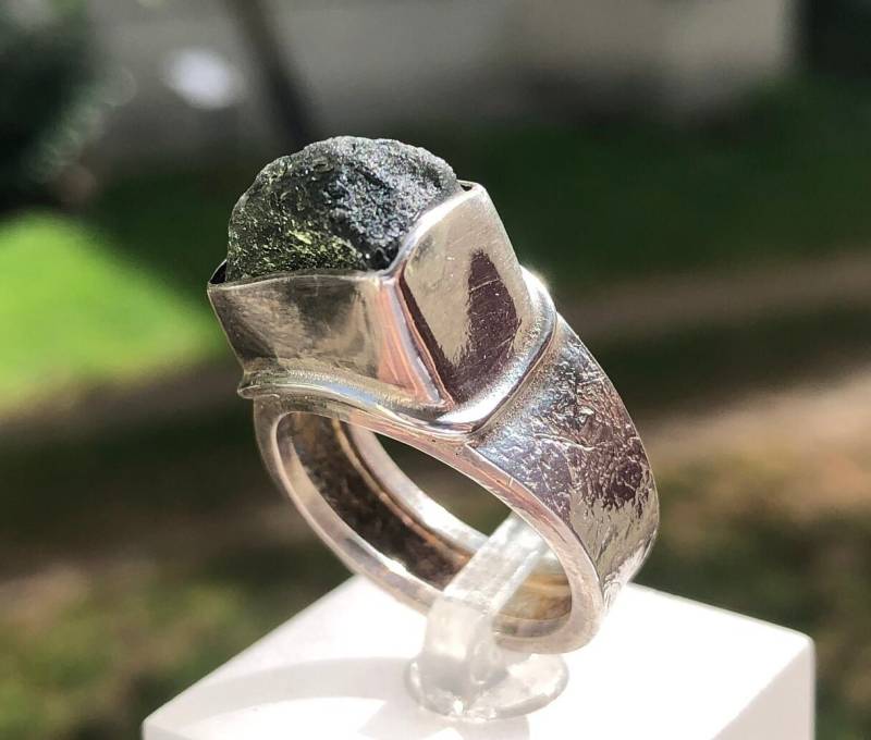 Roher Moldavit Ring in Texturiertem 925 Sterling Silber. Meteorit Vltavin Tektit Schmuck. Unisex von Vltavin