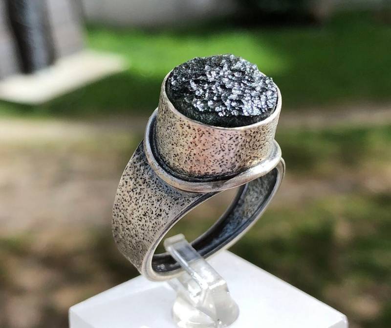 Roher Moldavit Ring in Texturiertem 925 Sterling Silber. Meteorit Vltavin Tektit Schmuck. Unisex von Vltavin